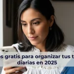 Mujer usando apps para organizar tareas en su celular en 2025