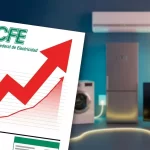 Mano sosteniendo un recibo de luz de la CFE con una gráfica en flecha roja ascendente, indicando un aumento de tarifa. En el fondo, se ven electrodomésticos conectados como un aire acondicionado y un refrigerador.